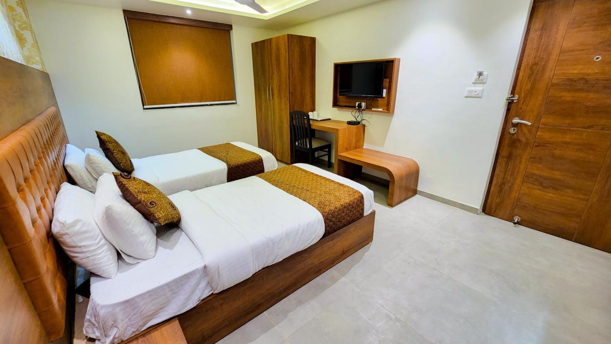 Hotel Nova Pride 拉杰果德 外观 照片