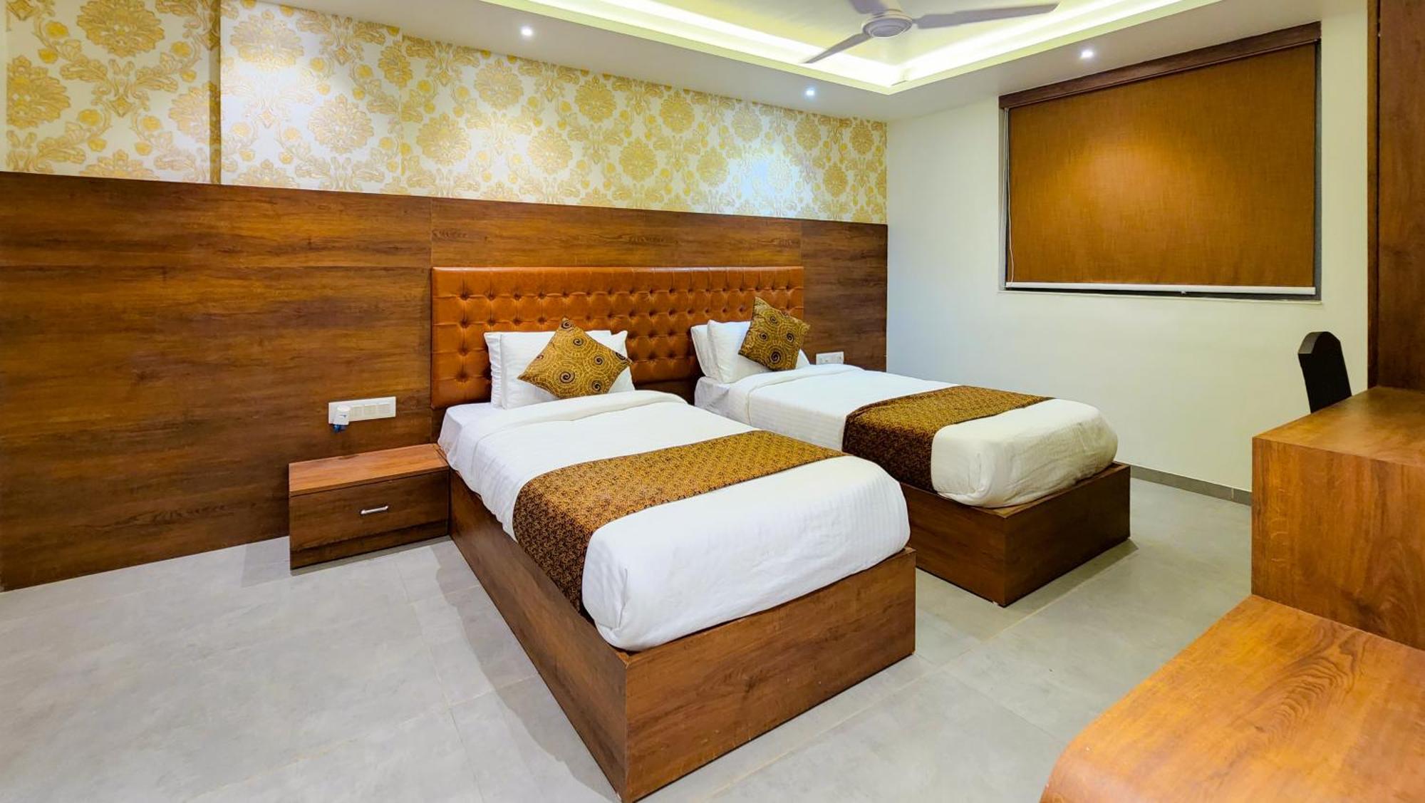 Hotel Nova Pride 拉杰果德 外观 照片